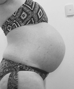 twin pregnancy belly