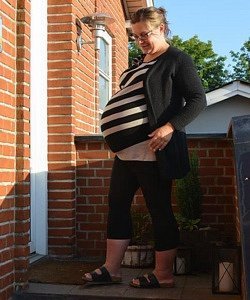 twin pregnancy belly