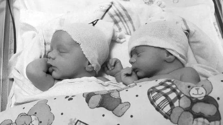 twins born at 37 weeks